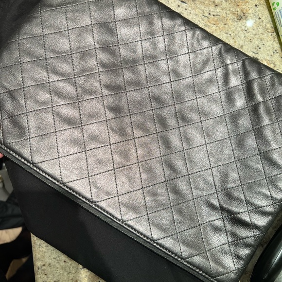 (Sold) Chanel pouch - Picture 2 of 10